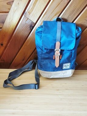 Herschel Retreat Sling Bag